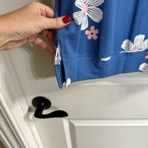 Blue Sleeveless Top with flowers - Picture 4 of 7